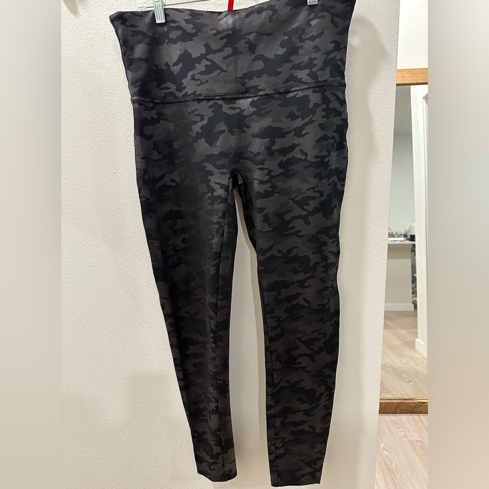 Never worn Spanx black camo 2x
